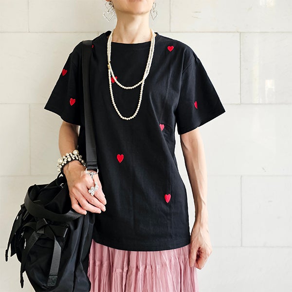 SELECT】散りばめハート刺繍のTシャツ | ＆ LOVE CLOSET